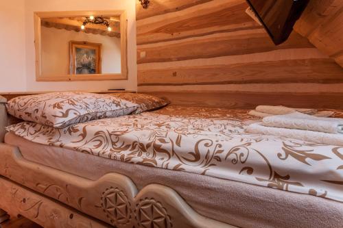 1 dormitorio con 1 cama en una cabaña de madera en Apartament Pod Reglami, en Kościelisko