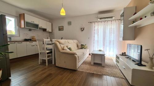 sala de estar con sofá y cocina en Apartment Antonia en Stari Grad