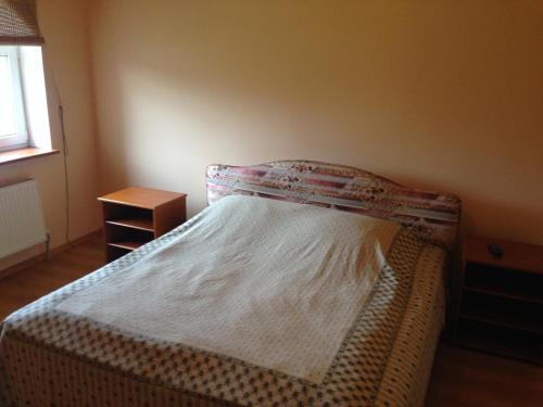 een slaapkamer met een bed met een witte deken erop bij Formula Plus Motel in Loetsk