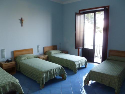 A bed or beds in a room at Ancelle Sorrento - Casa d'Accoglienza