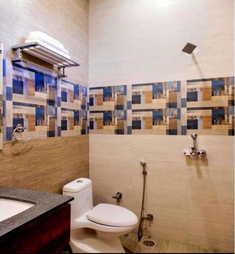a bathroom with a toilet and a sink at Hotel Spiti in Mathura