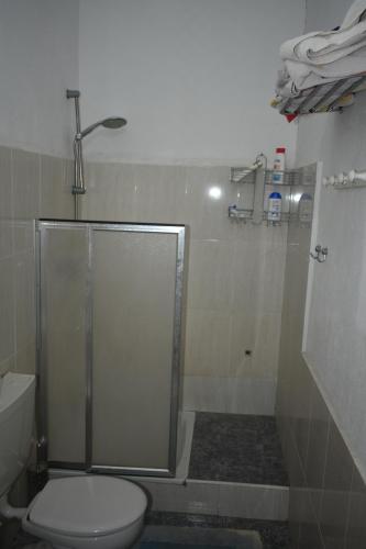 a bathroom with a toilet and a glass shower stall at Apartamento SolyVida Tabernas in Tabernas