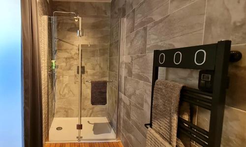 La salle de bains est pourvue d'une douche avec une porte en verre. dans l'établissement Chez Charles Centre-Parking privé-Hospices-Gare, à Beaune