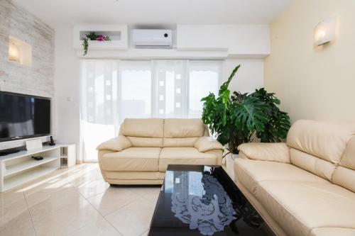 Deluxe New Kastela Agneza Apartment near the Beach