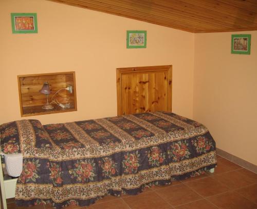 ein Schlafzimmer mit einem Bett in einem Zimmer in der Unterkunft Villa Primavera in Villa San Pietro