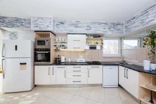Deluxe New Kastela Agneza Apartment near the Beach