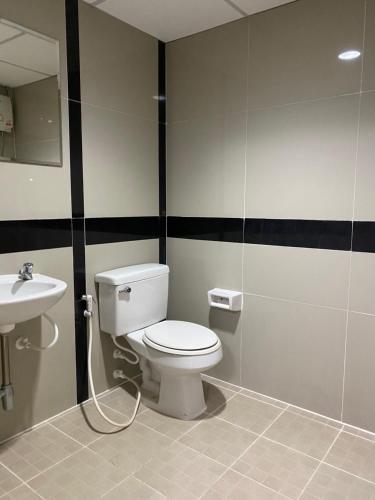 a bathroom with a toilet and a sink at Baansuay Rattanathibet Apartment in Nonthaburi