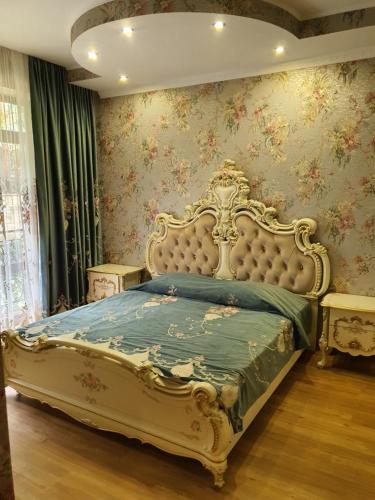 ダゴミスにあるГостевой дом Орхидеяのベッドルーム1室(白い大型ベッド1台付)