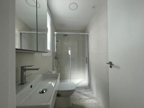 uma casa de banho com um chuveiro, um WC e um lavatório. em Casa Adrián, Águilas, Costa Cálida em Águilas