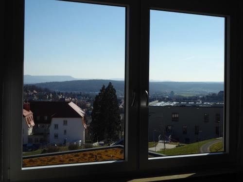 einen Blick aus dem Fenster einer Stadt in der Unterkunft Ferienwohnung Zollernblick in Tübingen