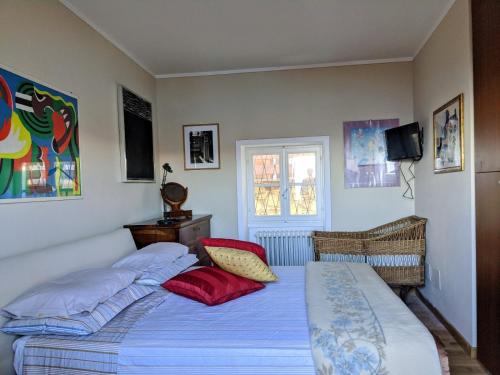 a bedroom with a bed with two pillows at Ratto del Gallo in Stresa