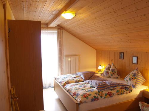 サン・ヴィジリオ・ディ・マレッベにあるPinterhofの窓付きの部屋にベッド付きのベッドルーム1室があります。