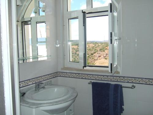 Ett badrum på Casa Tedi, Alto do Perogil, Tavira - 3 Bedroom, 3 Bathroom villa, large Pool, exquisite Gardens & Air-conditioning