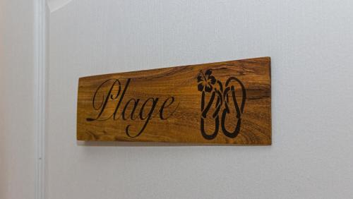 a sign hanging on a wall with the word lace up at La Villa Soalic in Cilaos
