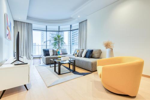 sala de estar con sofá y mesa en RH- A Stylish Home Away from Home, Spacious 02 BR near Dubai Mall, en Dubái