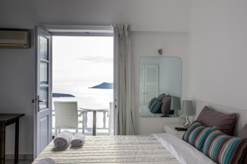 Giường trong phòng chung tại Santorini View Studios - Firostefani Caldera