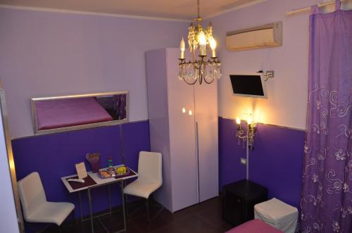 a purple room with a table and chairs at Roma Gianicolense in Rome