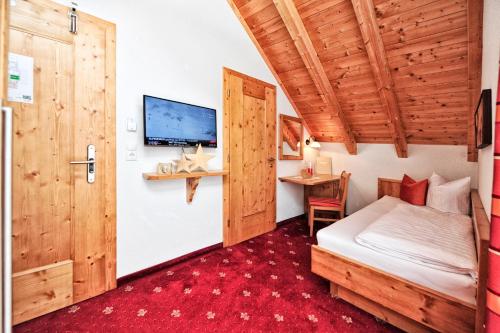 Postel nebo postele na pokoji v ubytování Alpenstern - Sommer Silvretta Card Premium inklusive!