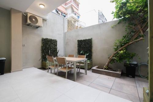 Peris 5 with Yard steps to Bus St & Old Town