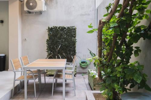 Peris 5 with Yard steps to Bus St & Old Town