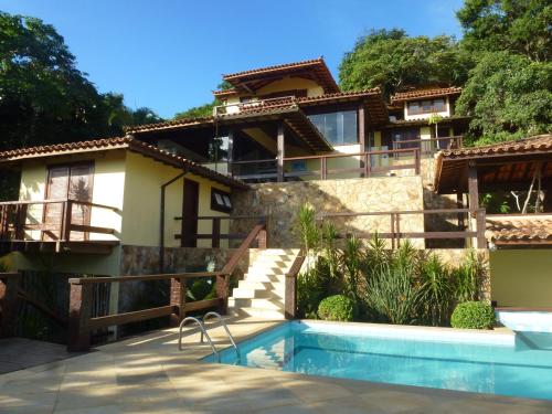 布希奧斯的住宿－Pousada Encanto de Búzios，一座房子前面设有游泳池