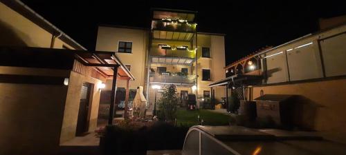 a view of a building at night with lights at Ferienhaus und Ferienwohnung Büttner in Rathmannsdorf