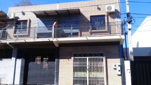un edificio con una puerta en la parte delantera en Ciudad del Este - Departamento amoblado, en Ciudad del Este