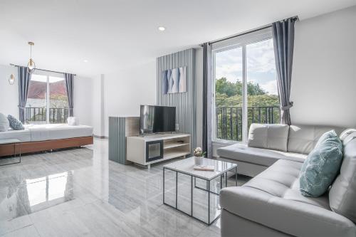 TV a/nebo společenská místnost v ubytování Tree Tara hotel