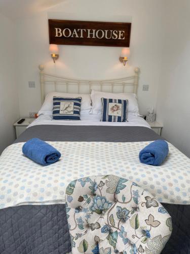 מיטה או מיטות בחדר ב-The Little Boathouse Heated