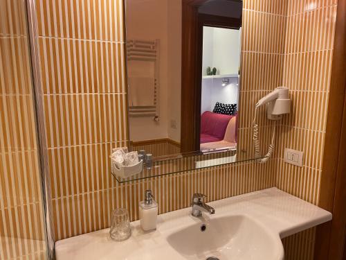 Ванная комната в Luna Rossa Roma Guest House