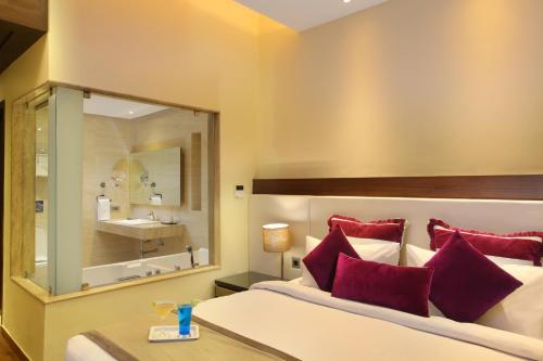 Llit o llits en una habitació de Marigold Sarovar Portico Shimla