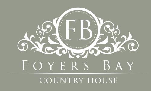 Foyers Bay Country House في Foyers: شعار لمكان الزفاف مع الأحرف الأولى من شعار fbb