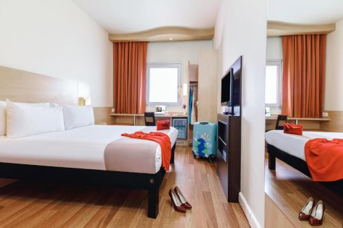 Un pat sau paturi într-o cameră la Ibis Istanbul Esenyurt