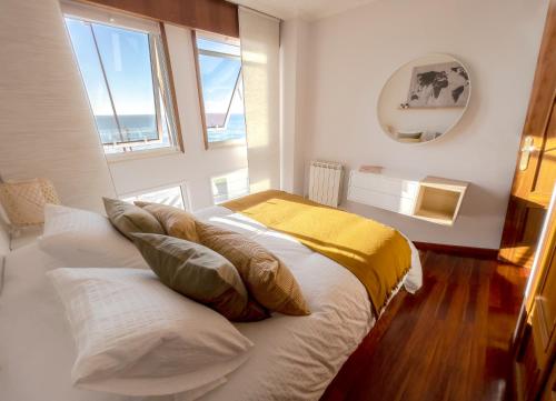 1 dormitorio con 2 camas y ventana en Apartamento Paseo Marítimo, en A Coruña
