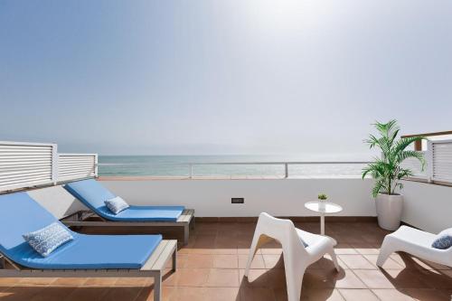 Un balcón con sillas y vistas al océano. en Sitges Group Beach Dreams, en Sitges