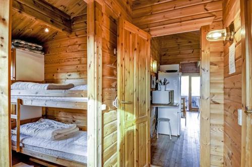 een kamer met 2 stapelbedden in een blokhut bij Cozy house with stunning sea views in Pandrup