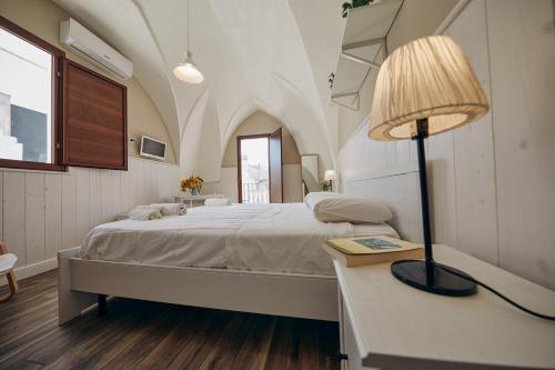 - une chambre avec un lit et une table avec une lampe dans l'établissement Le Terrazze B&B, à Pulsano
