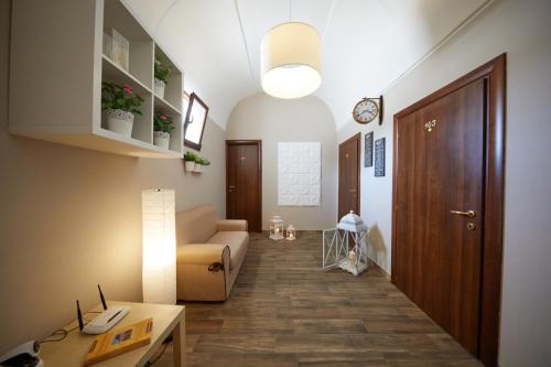 una sala de estar con un sofá y una mesa en Le Terrazze B&B, en Pulsano