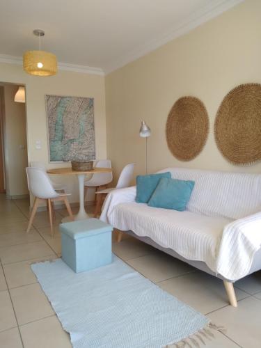 een slaapkamer met een bed en een tafel en stoelen bij Casas do Mar - Baleal 1 - Sea House in Baleal