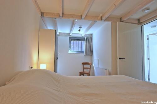 Giường trong phòng chung tại NIEUW! Vakantiehuis Singel 3A met SAUNA - baddomburg