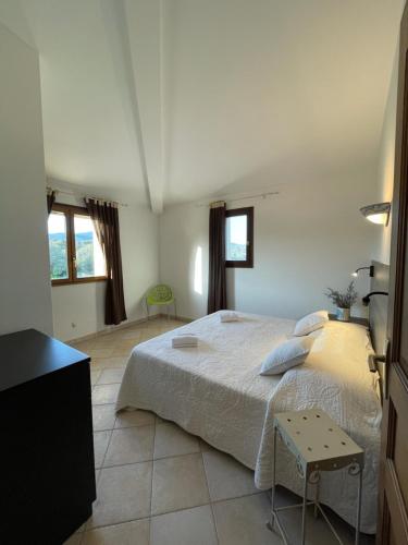 une chambre avec un grand lit et une table dans l'établissement Résidence Casa Favalella, à Porto Pollo