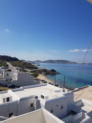 una vista del océano desde el techo de un edificio en 4BD Blue Dream Mykonos, en Mykonos ciudad
