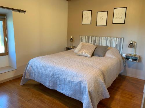 Un dormitorio con una cama con una manta y una ventana. en Maison Pauline, en Galeria