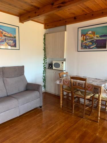 un salon avec un canapé et une table dans l'établissement Maison Pauline, à Galéria