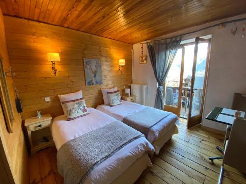 A bed or beds in a room at Auberge De La Foret
