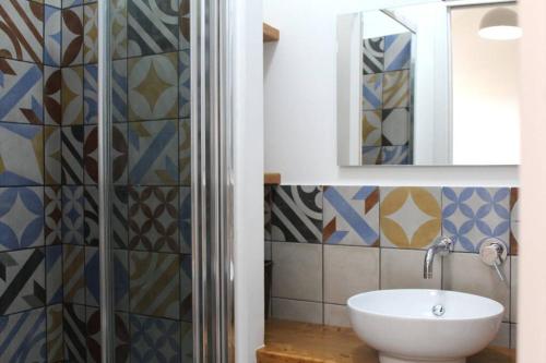 een badkamer met een wastafel en een spiegel bij Casa Belvedere in Sambuca di Sicilia