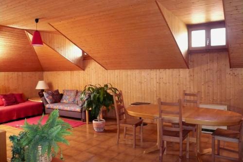 sala de estar con mesa y sofá en Casa Jolanda, en Bellinzona