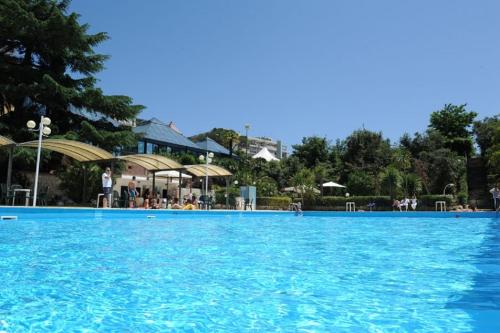 duży basen z błękitną wodą w obiekcie Hotel Villa Rosa w mieście Martina Franca