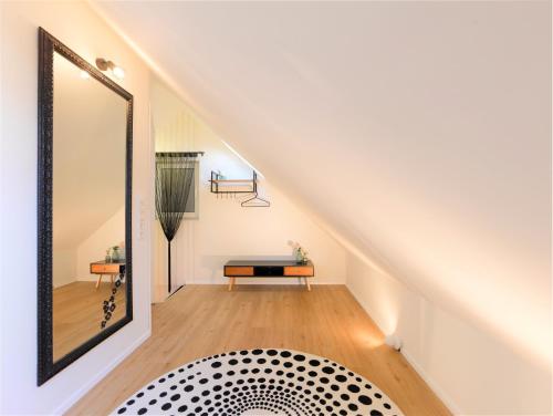 a staircase with a mirror and a bench in a room at WachtRaum Reutlingen - Altstadt Apartment & Design Rooms an Stadthalle & Marktplatz in Reutlingen