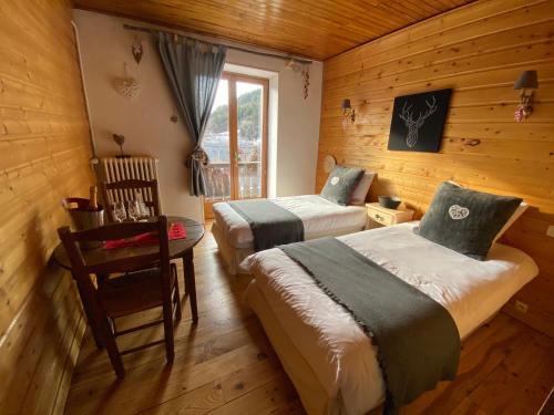 Postel nebo postele na pokoji v ubytování Auberge De La Forêt - Hôtel